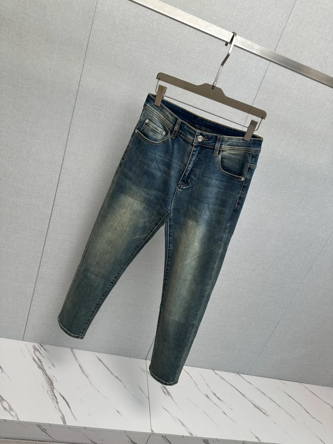 Available at the official website counter at the same time, the Original is a very stylish pair of jeans, with customized original washed denim fabric, unique design, top-notch printing technology letter pattern logo, original hardware accessories decoration, an extremely outstanding pair of jeans, the materials and craftsmanship are extremely luxurious and exquisite, extremely high-grade, handsome and stylish upper body, recommended 👍, Sizes: 29-38